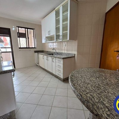 Apartamento com 127m², 3 quartos (sendo 1 suíte), 2 garagens, no bairro Centro em Florianópolis