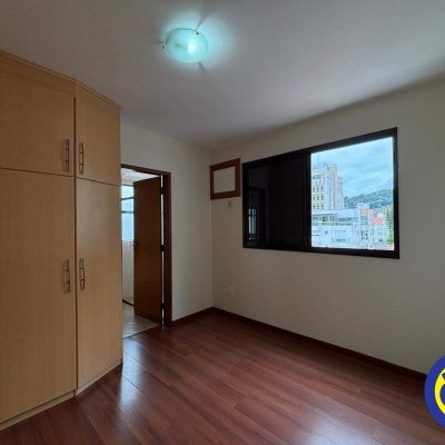 Apartamento com 127m², 3 quartos (sendo 1 suíte), 2 garagens, no bairro Centro em Florianópolis
