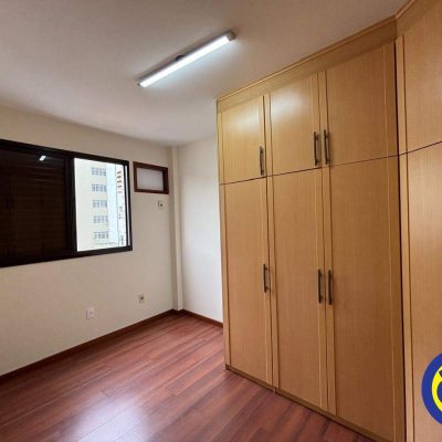 Apartamento com 127m², 3 quartos (sendo 1 suíte), 2 garagens, no bairro Centro em Florianópolis
