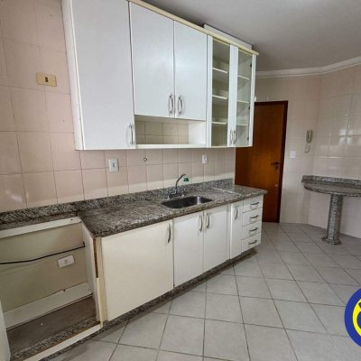 Apartamento com 127m², 3 quartos (sendo 1 suíte), 2 garagens, no bairro Centro em Florianópolis