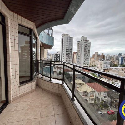 Apartamento com 127m², 3 quartos (sendo 1 suíte), 2 garagens, no bairro Centro em Florianópolis