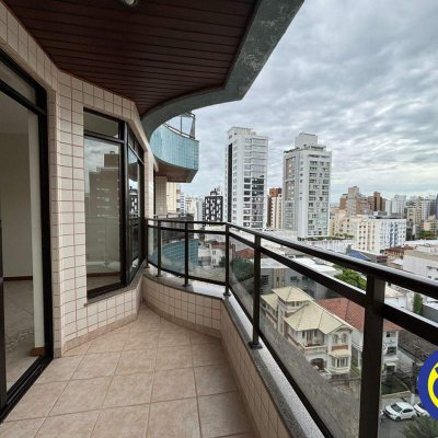 Apartamento com 127m², 3 quartos (sendo 1 suíte), 2 garagens, no bairro Centro em Florianópolis