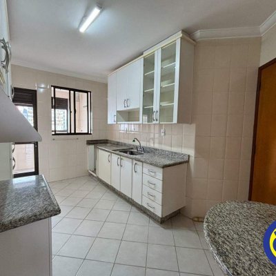 Apartamento com 127m², 3 quartos (sendo 1 suíte), 2 garagens, no bairro Centro em Florianópolis