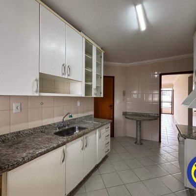 Apartamento com 127m², 3 quartos (sendo 1 suíte), 2 garagens, no bairro Centro em Florianópolis