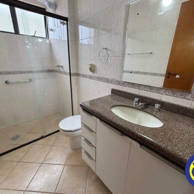 Apartamento com 127m², 3 quartos (sendo 1 suíte), 2 garagens, no bairro Centro em Florianópolis