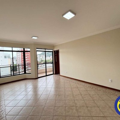 Apartamento com 127m², 3 quartos (sendo 1 suíte), 2 garagens, no bairro Centro em Florianópolis