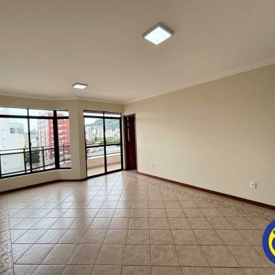 Apartamento com 127m², 3 quartos, 1 suíte, 2 garagens, no bairro Centro em Florianópolis