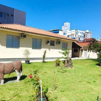 Casa com 200m², 2 quartos, 8 garagens, no bairro Kobrasol em São José
