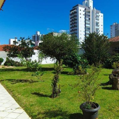 Casa com 200m², 2 quartos, 8 garagens, no bairro Kobrasol em São José