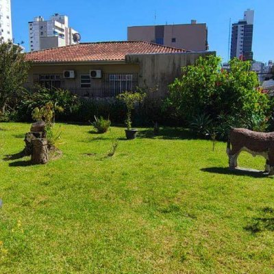 Casa com 200m², 2 quartos, 8 garagens, no bairro Kobrasol em São José