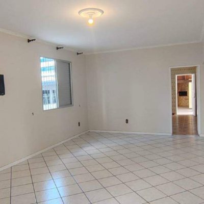 Casa com 200m², 2 quartos, 8 garagens, no bairro Kobrasol em São José