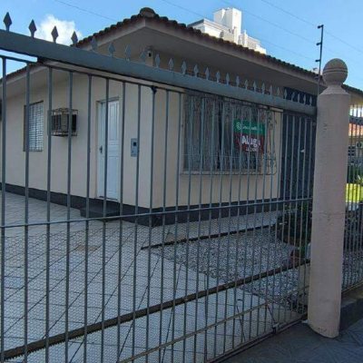 Casa com 200m², 2 quartos, 8 garagens, no bairro Kobrasol em São José