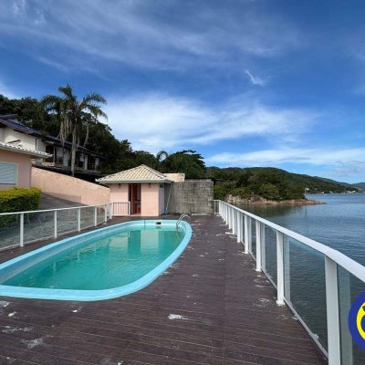 Casa com 300m², 3 quartos, 1 suíte, 4 garagens, no bairro Sambaqui em Florianópolis