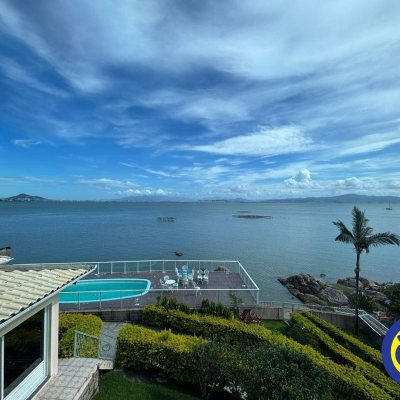 Casa com 300m², 3 quartos, 1 suíte, 4 garagens, no bairro Sambaqui em Florianópolis