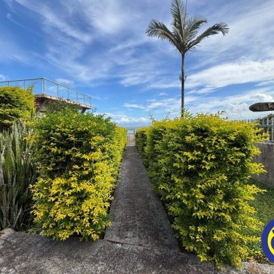 Casa com 300m², 3 quartos, 1 suíte, 4 garagens, no bairro Sambaqui em Florianópolis