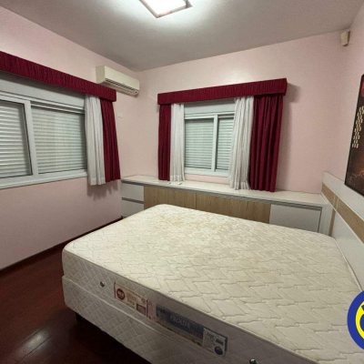 Casa com 300m², 3 quartos, 1 suíte, 4 garagens, no bairro Sambaqui em Florianópolis