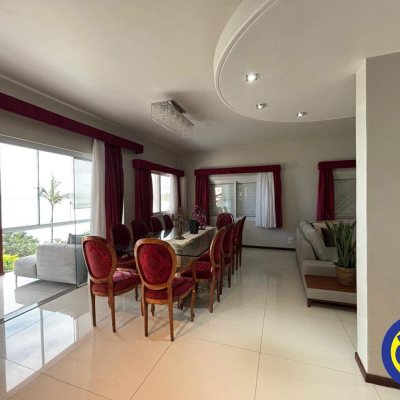 Casa com 300m², 3 quartos, 1 suíte, 4 garagens, no bairro Sambaqui em Florianópolis