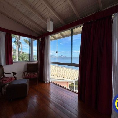 Casa com 300m², 3 quartos, 1 suíte, 4 garagens, no bairro Sambaqui em Florianópolis