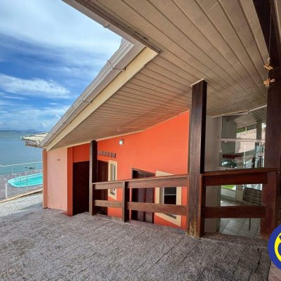 Casa com 300m², 3 quartos, 1 suíte, 4 garagens, no bairro Sambaqui em Florianópolis