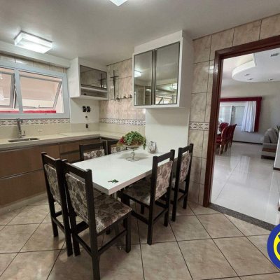 Casa com 300m², 3 quartos, 1 suíte, 4 garagens, no bairro Sambaqui em Florianópolis