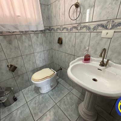 Casa com 300m², 3 quartos, 1 suíte, 4 garagens, no bairro Sambaqui em Florianópolis