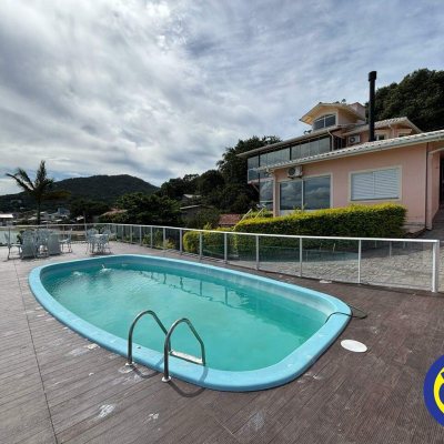 Casa com 300m², 3 quartos, 1 suíte, 4 garagens, no bairro Sambaqui em Florianópolis