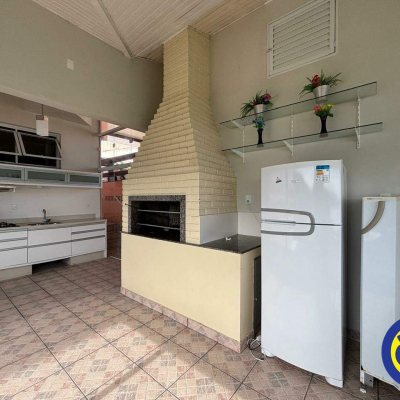 Casa com 300m², 3 quartos, 1 suíte, 4 garagens, no bairro Sambaqui em Florianópolis