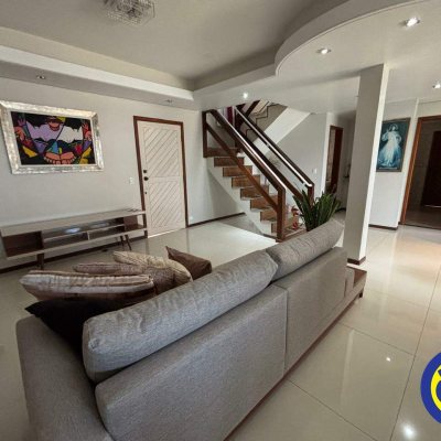 Casa com 300m², 3 quartos, 1 suíte, 4 garagens, no bairro Sambaqui em Florianópolis