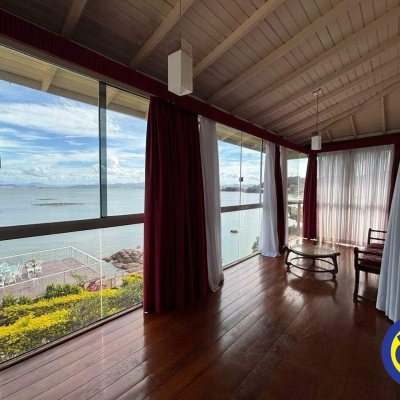 Casa com 300m², 3 quartos, 1 suíte, 4 garagens, no bairro Sambaqui em Florianópolis
