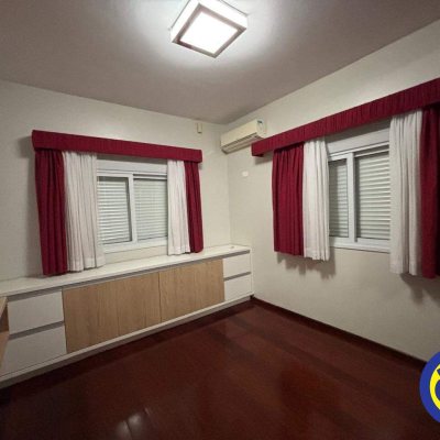 Casa com 300m², 3 quartos, 1 suíte, 4 garagens, no bairro Sambaqui em Florianópolis