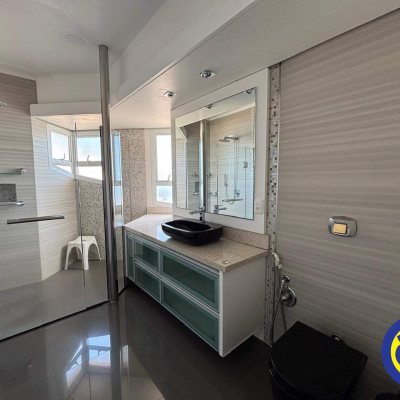 Casa com 300m², 3 quartos, 1 suíte, 4 garagens, no bairro Sambaqui em Florianópolis