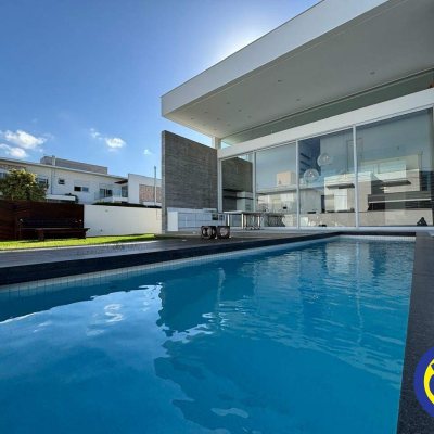 Casa com 298m², 3 quartos (sendo 1 suíte), 2 garagens, no bairro Lagoa da Conceição em Florianópolis