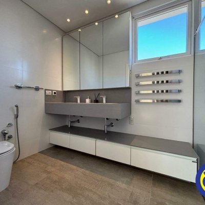 Casa com 298m², 3 quartos, 1 suíte, 2 garagens, no bairro Lagoa da Conceição em Florianópolis