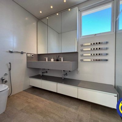 Casa com 298m², 3 quartos (sendo 1 suíte), 2 garagens, no bairro Lagoa da Conceição em Florianópolis