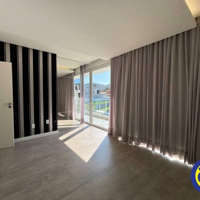 Casa com 298m², 3 quartos (sendo 1 suíte), 2 garagens, no bairro Lagoa da Conceição em Florianópolis