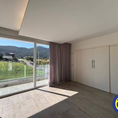 Casa com 298m², 3 quartos (sendo 1 suíte), 2 garagens, no bairro Lagoa da Conceição em Florianópolis
