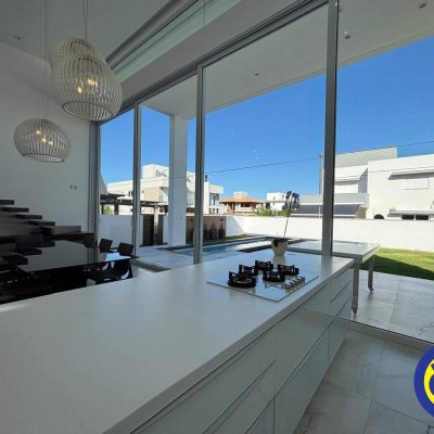 Casa com 298m², 3 quartos, 1 suíte, 2 garagens, no bairro Lagoa da Conceição em Florianópolis