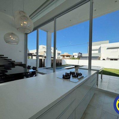 Casa com 298m², 3 quartos (sendo 1 suíte), 2 garagens, no bairro Lagoa da Conceição em Florianópolis
