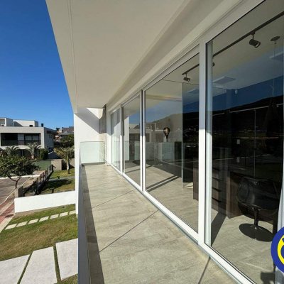 Casa com 298m², 3 quartos (sendo 1 suíte), 2 garagens, no bairro Lagoa da Conceição em Florianópolis
