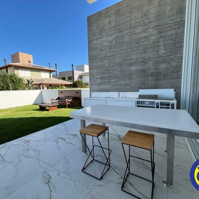 Casa com 298m², 3 quartos, 1 suíte, 2 garagens, no bairro Lagoa da Conceição em Florianópolis