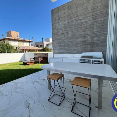 Casa com 298m², 3 quartos (sendo 1 suíte), 2 garagens, no bairro Lagoa da Conceição em Florianópolis