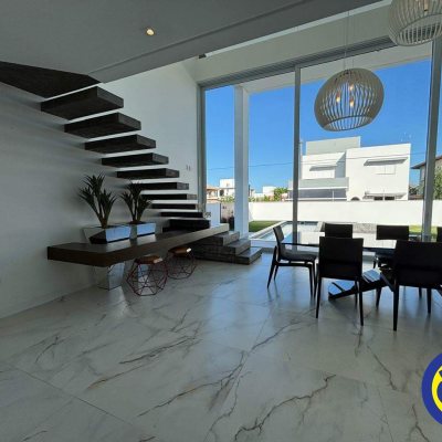 Casa com 298m², 3 quartos (sendo 1 suíte), 2 garagens, no bairro Lagoa da Conceição em Florianópolis