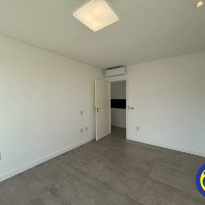Casa com 298m², 3 quartos (sendo 1 suíte), 2 garagens, no bairro Lagoa da Conceição em Florianópolis