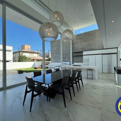 Casa com 298m², 3 quartos (sendo 1 suíte), 2 garagens, no bairro Lagoa da Conceição em Florianópolis