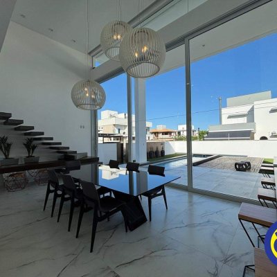 Casa com 298m², 3 quartos (sendo 1 suíte), 2 garagens, no bairro Lagoa da Conceição em Florianópolis