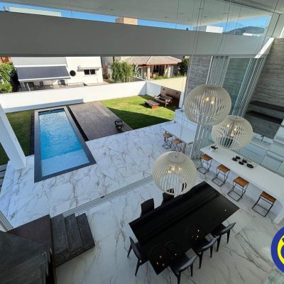 Casa com 298m², 3 quartos (sendo 1 suíte), 2 garagens, no bairro Lagoa da Conceição em Florianópolis