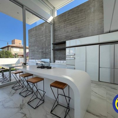 Casa com 298m², 3 quartos, 1 suíte, 2 garagens, no bairro Lagoa da Conceição em Florianópolis