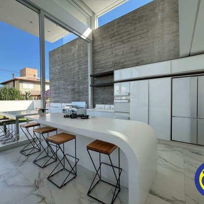 Casa com 298m², 3 quartos (sendo 1 suíte), 2 garagens, no bairro Lagoa da Conceição em Florianópolis