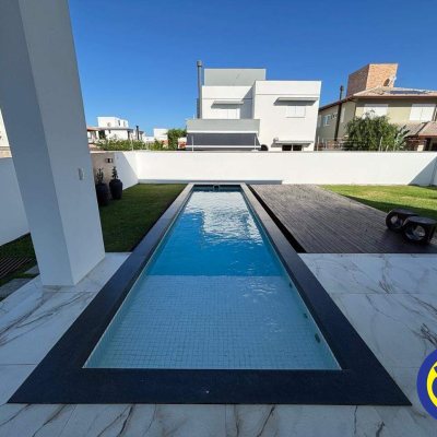 Casa com 298m², 3 quartos (sendo 1 suíte), 2 garagens, no bairro Lagoa da Conceição em Florianópolis