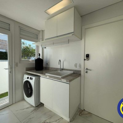 Casa com 298m², 3 quartos, 1 suíte, 2 garagens, no bairro Lagoa da Conceição em Florianópolis